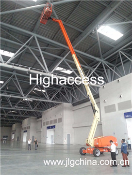 曲臂式高空平臺(tái)作業(yè).jpg高空作業(yè)平臺(tái)|登高車：曲臂式高空作業(yè)平臺(tái)有什么優(yōu)點(diǎn)