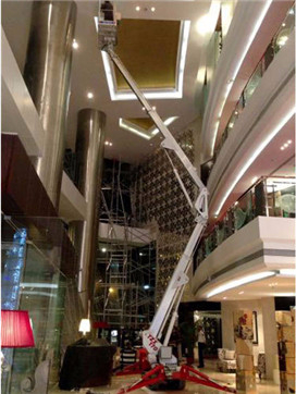 蜘蛛車1.jpg蜘蛛車|高空作業(yè)平臺|高空作業(yè)車：蜘蛛車購物商場最佳高空作業(yè)解決機械設備