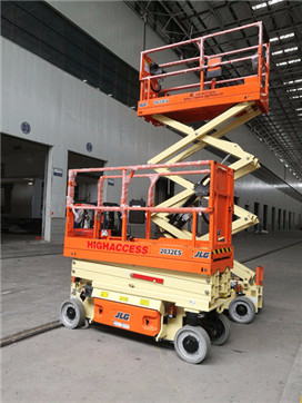 高空平臺(tái)工作.jpg高空作業(yè)平臺(tái)|登高車：高空作業(yè)平臺(tái)會(huì)因電壓不穩(wěn)影響工作？